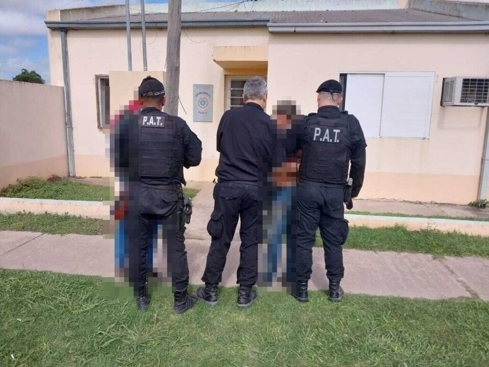 Rafaela DOS APREHENDIDOS QUEMABAN CABLES EN LA CALLE, UNO ESTABA REQUERIDO POR LA JUSTICIA