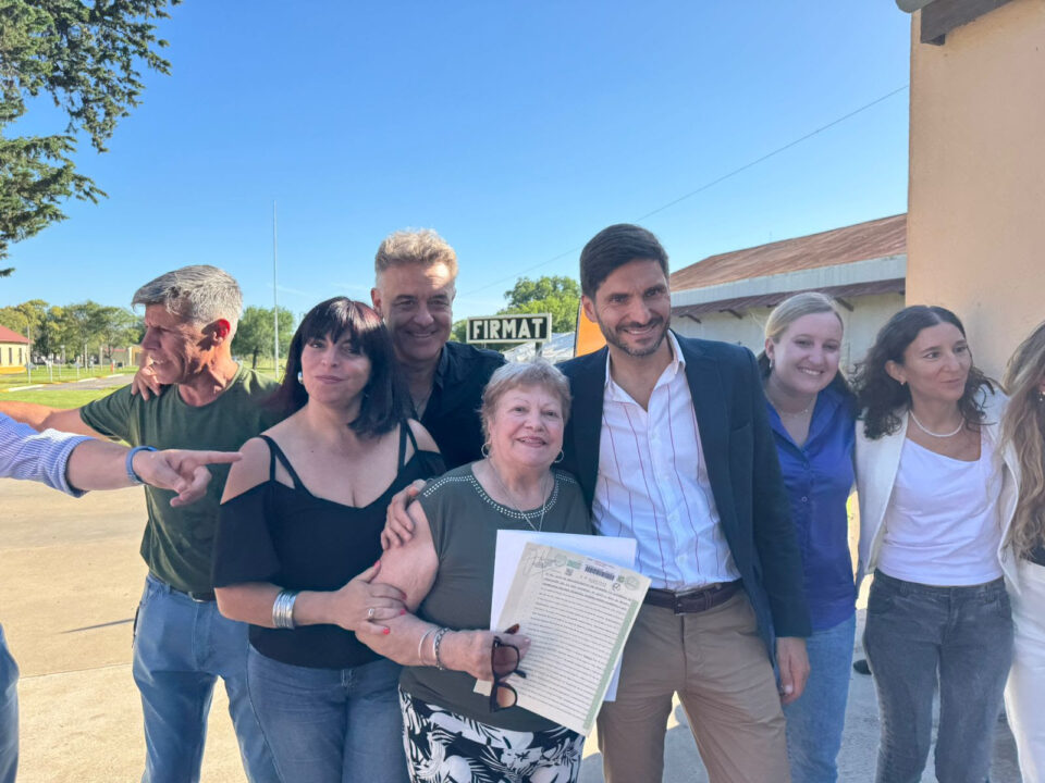 Pullaro entregó escrituras a vecinos de Venado Tuerto y Firmat