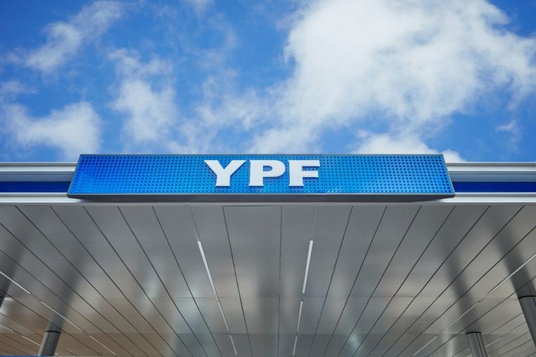 YPF subió casi un 30% el precio de los combustibles, más que su competencia