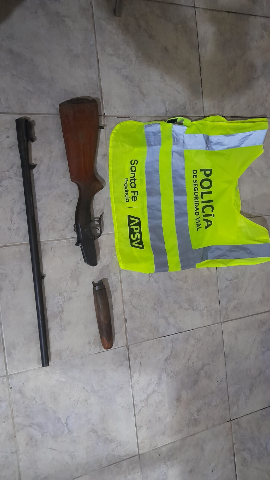 TRAS PATRULLAJE DE PREVENCIÓN ATRAPAN A TRES JÓVENES Y LE SECUESTRAN U ARMA DE FUEGO