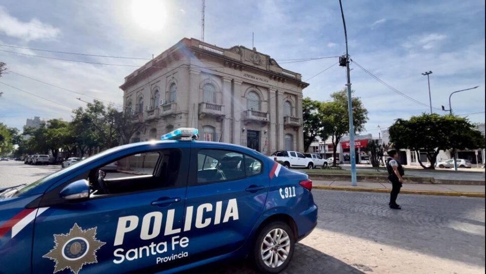 “Generamos lugar para que los presos estén donde deben estar”: Viotti presenció el traslado de 25 detenidos desde la alcaldía local hacia Santa Fe