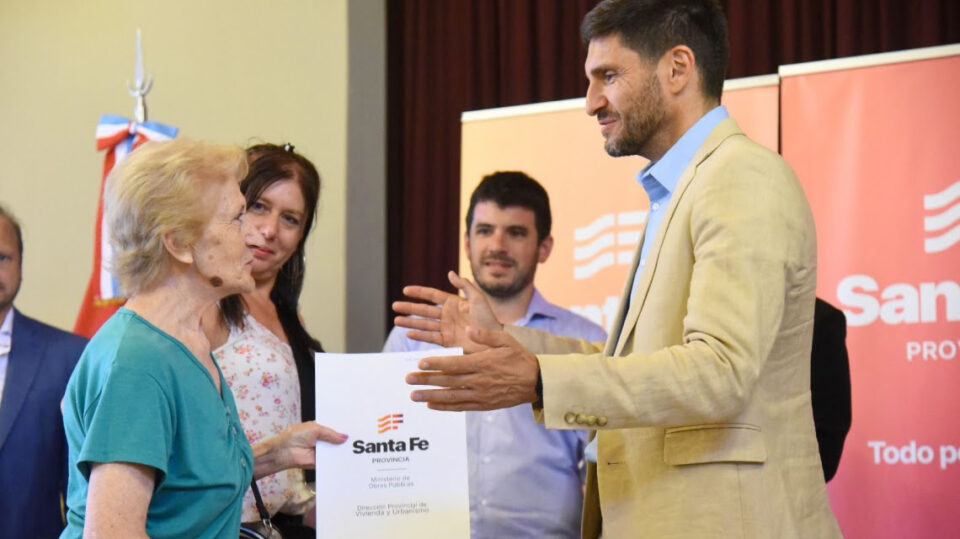 Pullaro firmó convenio para la construcción de viviendas en Venado Tuerto