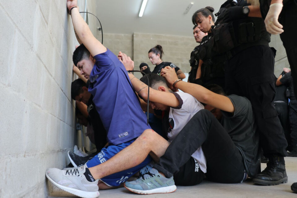 Vaciamiento de comisarías: trasladaron otros 36 detenidos a la cárcel de Las Flores