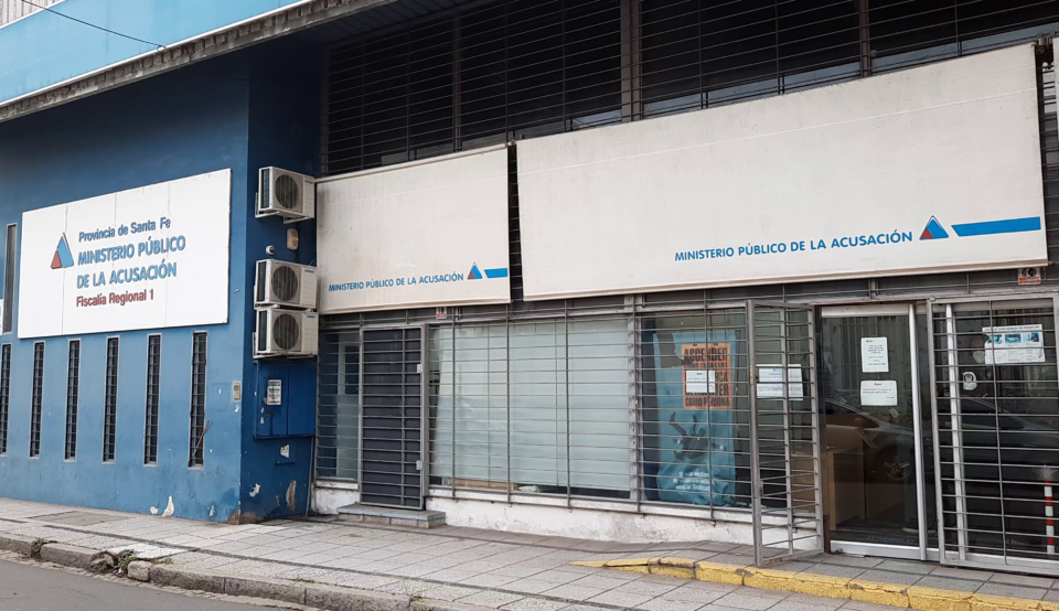 Imputaron a un hombre que es investigado por cometer amenazas con un arma de fuego en un local comercial