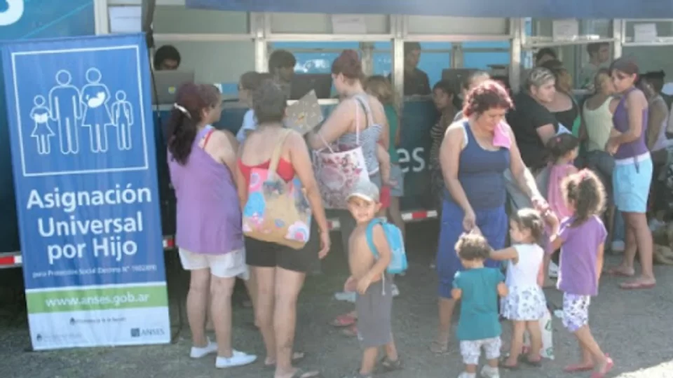 Las asignaciones familiares y universales aumentan un 27,18% a partir de este mes