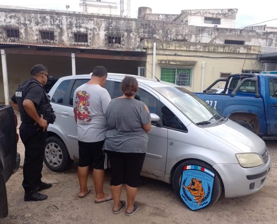 CORONDA UNA MUJER INTENTÓ ROBAR CON UNA CRIATURA EN BRAZOS