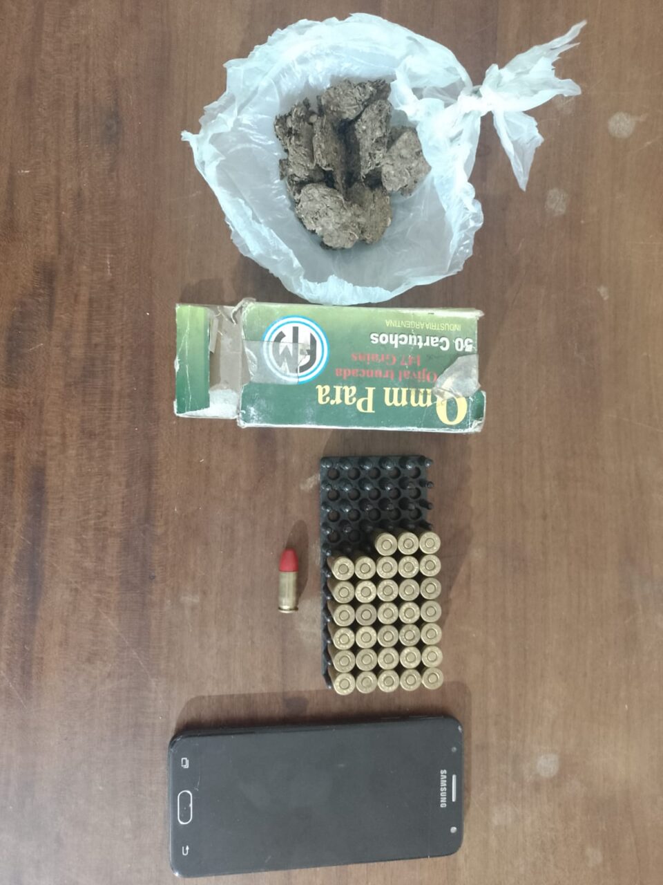 GRANADERO BAIGORRIA SECUESTRARON UNA CAJA CON VARIOS CARTUCHOS 9 MM Y UN ENVOLTORIO CON PRESUNTOS ESTUPEFACIENTES: TRES APREHENDIDOS