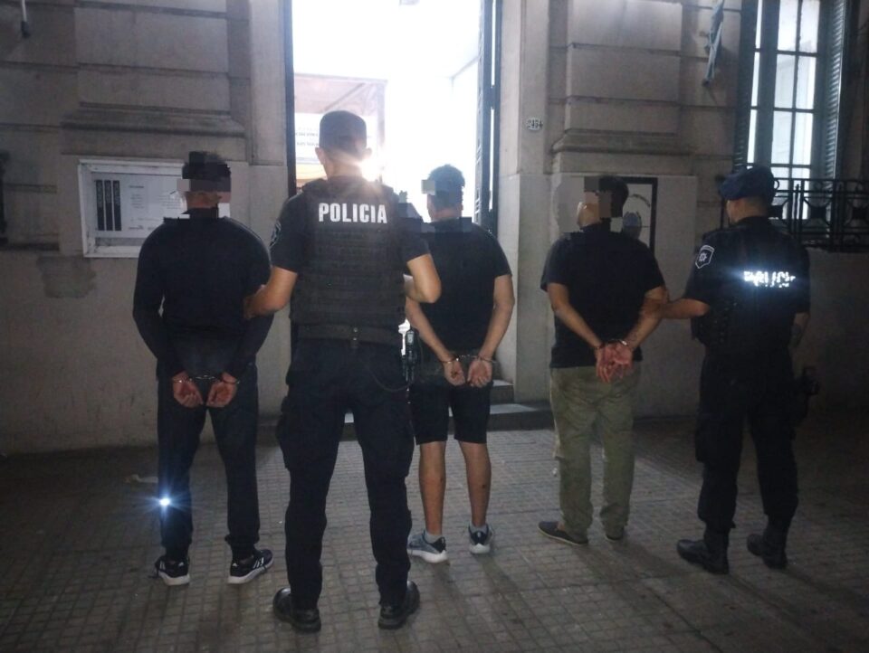 POLICÍAS APREHENDEN A TRES HOMBRES POR UN HECHO DE ROBO
