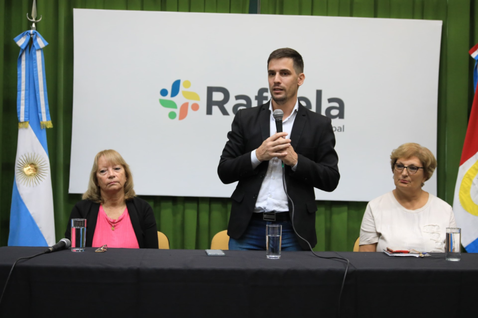 El Intendente entregó becas universitarias: “Es un aporte de toda la comunidad”