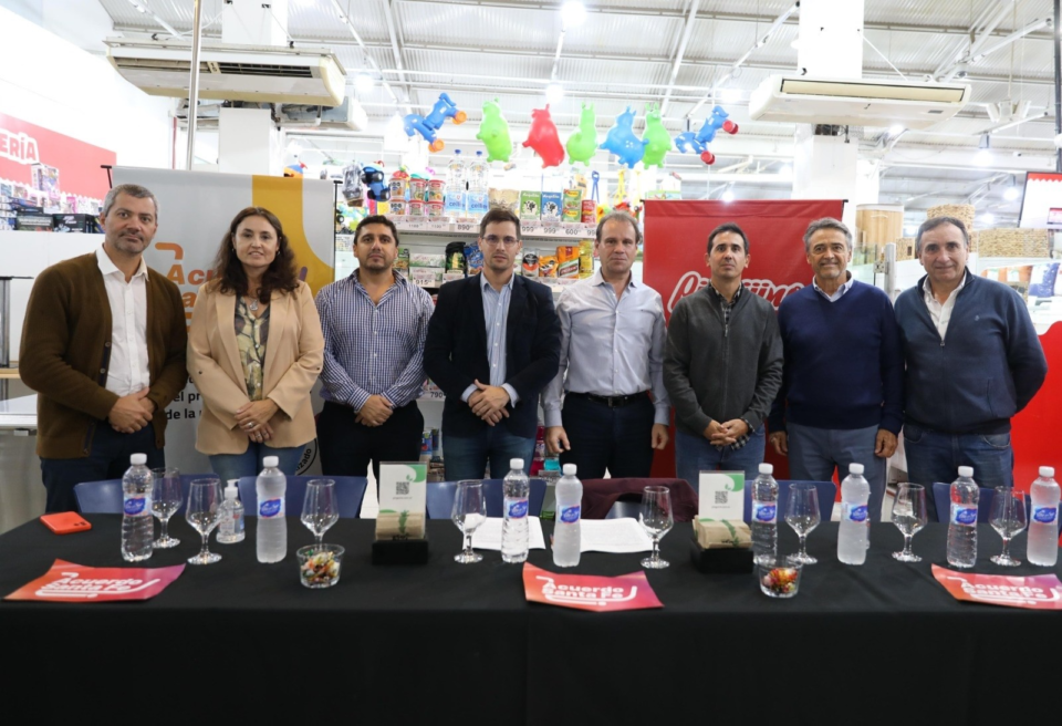 El Intendente firmó Acuerdo Santa Fe: 45 productos a precios accesibles en Supermercado Pingüino