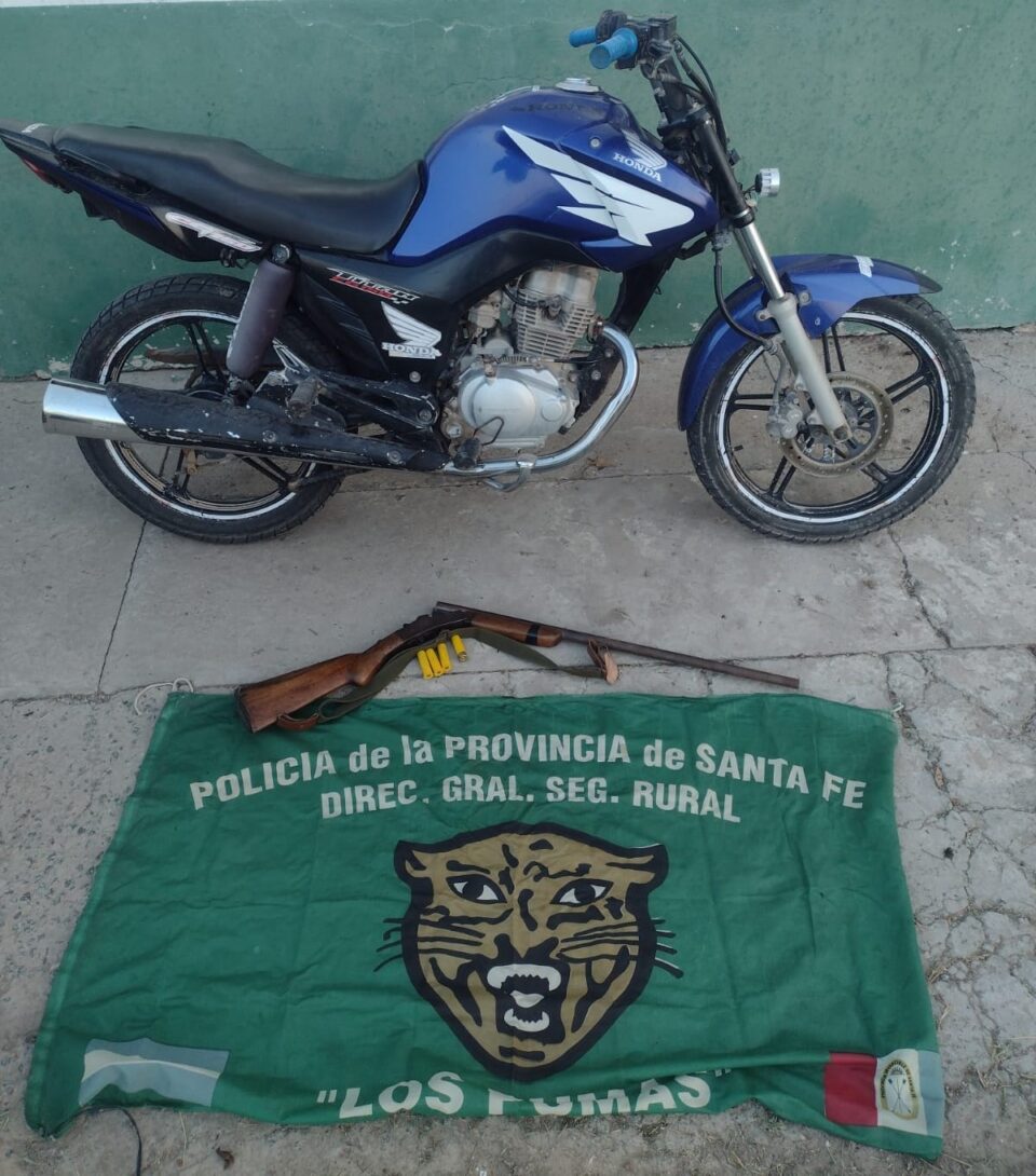 TOSTADO: APREHENDIERON A DOS SUJETOS Y SECUESTRARON UNA ESCOPETA CALIBRE 20, CARTUCHOS INTACTOS Y UNA MOTO