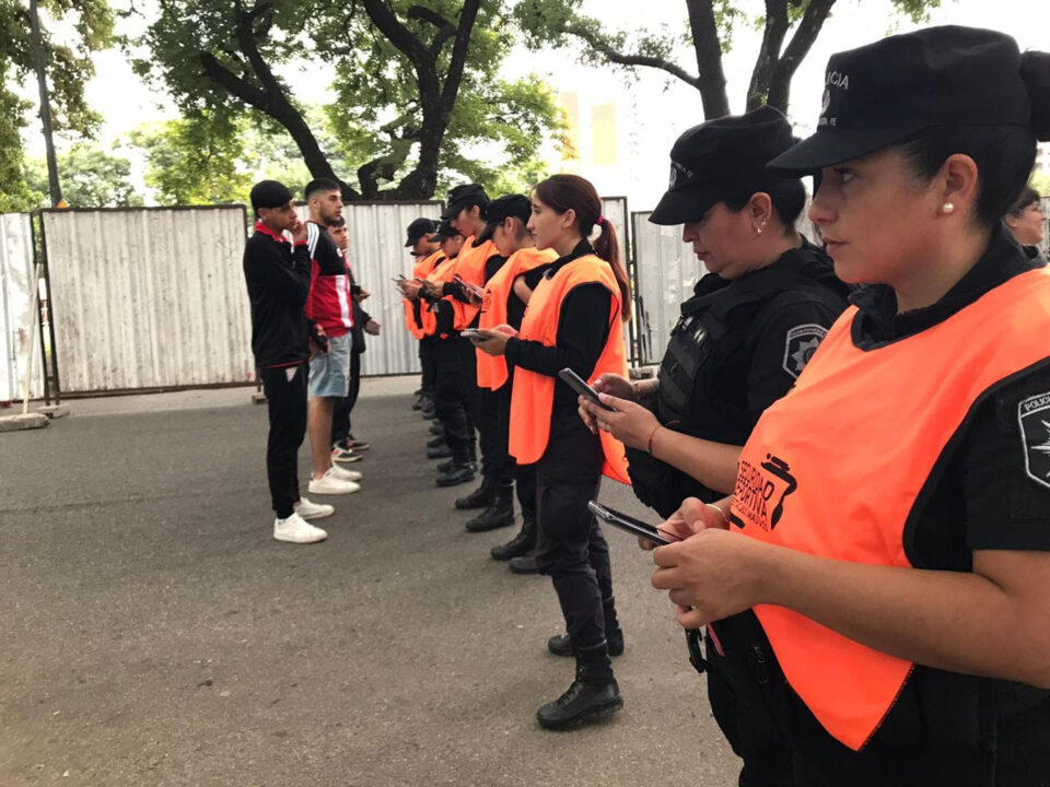Tenían pedido de captura y los detuvieron cuando intentaban ingresar a partidos de fútbol