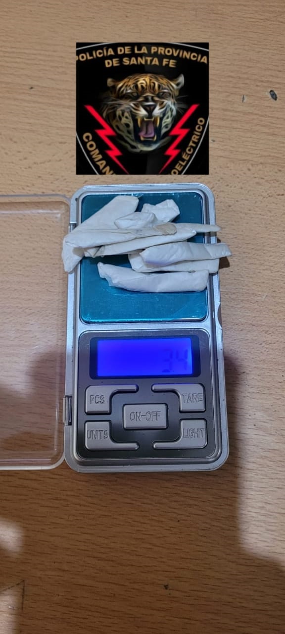 Fray Luis Beltrán: POLICÍAS APREHENDEN A UN JOVEN Y LE SECUESTRAN ESTUPEFACIENTES