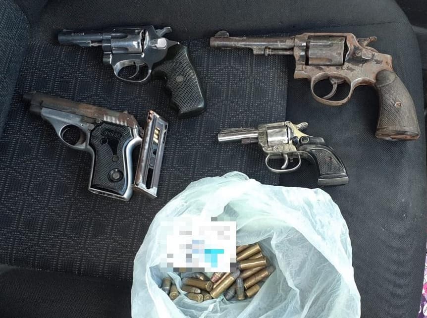 SECUESTRARON CUATRO ARMAS DE FUEGO, MUNICIONES VARIAS Y APREHENDIERON A TRES ADULTOS: DOS DE ELLOS REQUERIDOS JUDICIALMENTE