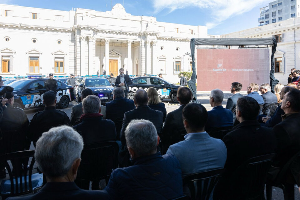 Pullaro encabezó la entrega de más patrulleros inteligentes para la Policía