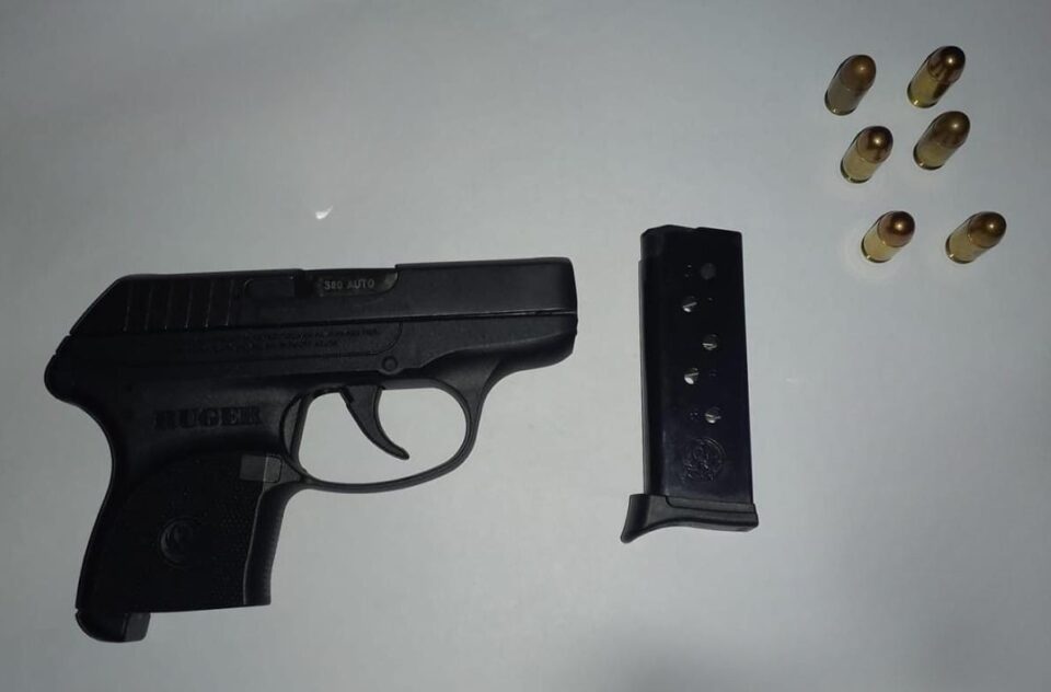 SECUESTRARON UNA PISTOLA CALIBRE .380 CON MUNICIONES EN SU INTERIOR Y APREHENDIERON A UN JOVEN DE 19 AÑOS