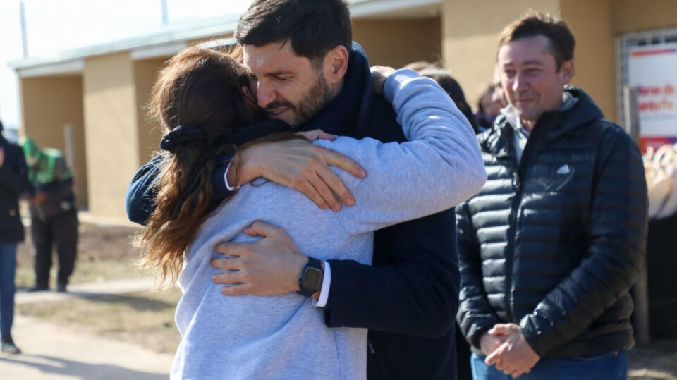 Pullaro entregó viviendas y escrituras en localidades del departamento San Martín