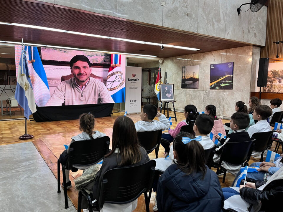 Alumnos porteños juraron lealtad a la Bandera en la Casa de Santa Fe en Buenos Aires