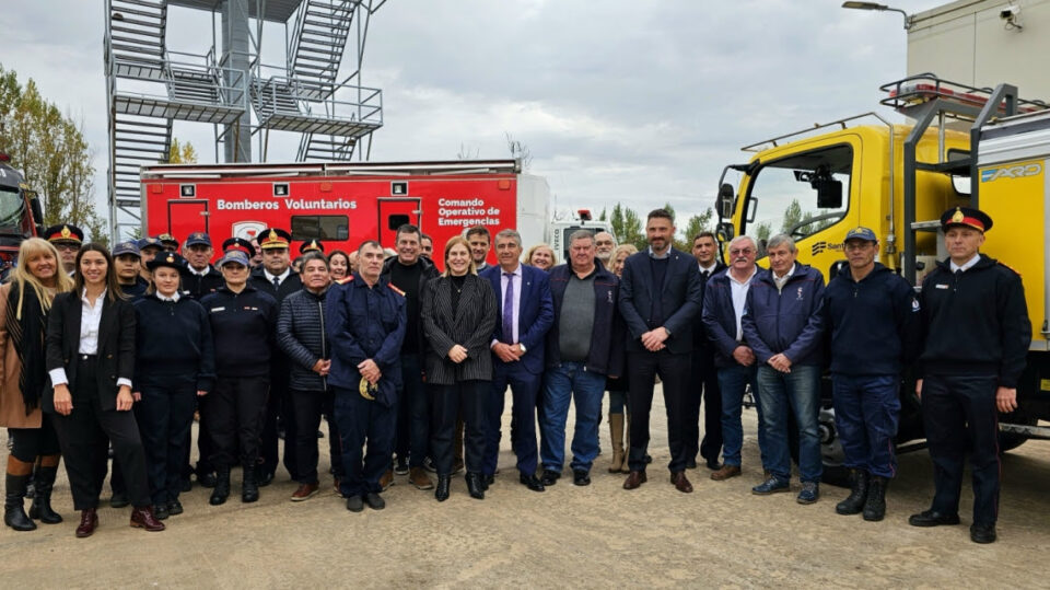 Provincia entregó una autobomba a la Federación Santafesina de Bomberos Voluntarios