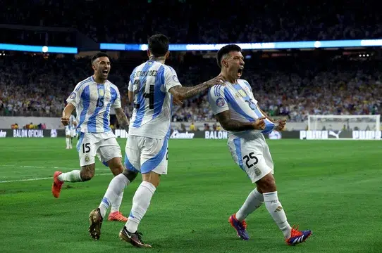 Gracias al «Dibu» Martínez, Argentina venció por penales a Ecuador y está en las semifinales de la Copa América