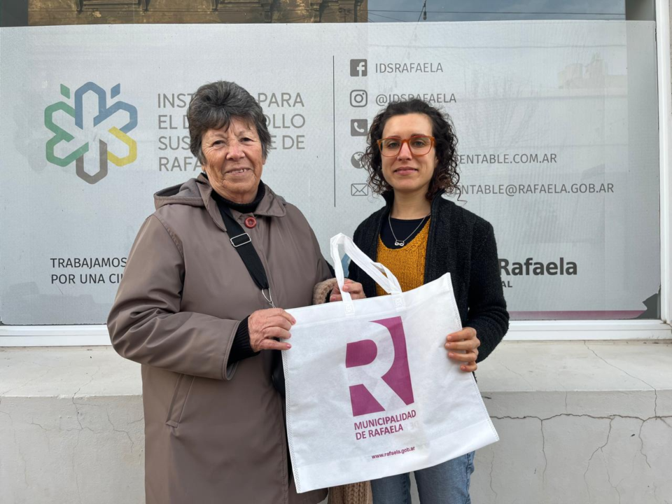 El Instituto para el Desarrollo Sustentable entrega bolsas de tela