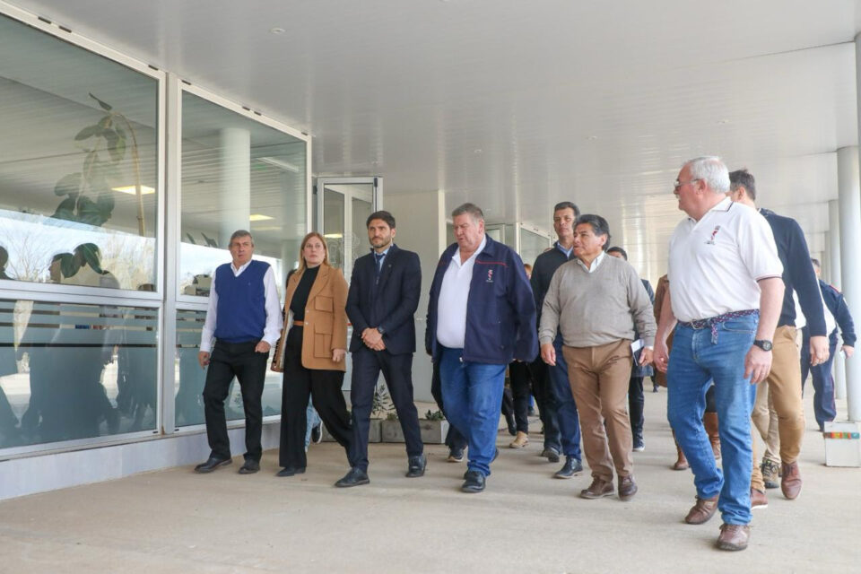 Pullaro entregó aportes y anunció un centro de entrenamiento para los bomberos en Gálvez