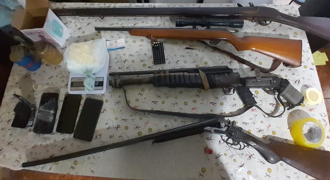 Rosario POLICÍAS SECUESTRARON UNA ESCOPETA Y APARENTE SUSTANCIA PROHIBIDA