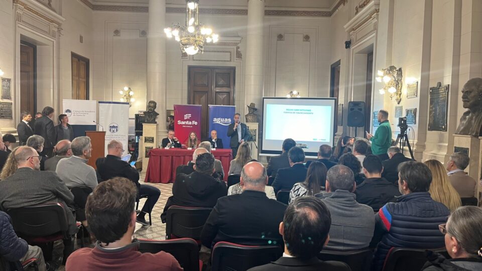 Aguas Santafesinas, junto al ministerio de Obras Públicas presentó en una audiencia pública la propuesta de un nuevo régimen tarifario de los servicios sanitarios. La presentación se dio en el marco de la ley de emergencia dictada por el Gobierno de Santa Fe.