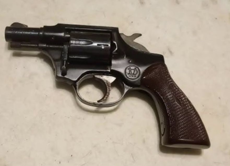 APREHENDIERON A UN HOMBRE POR PRESUNTO DISTURBIO Y SECUESTRARON UN ARMA DE FUEGO