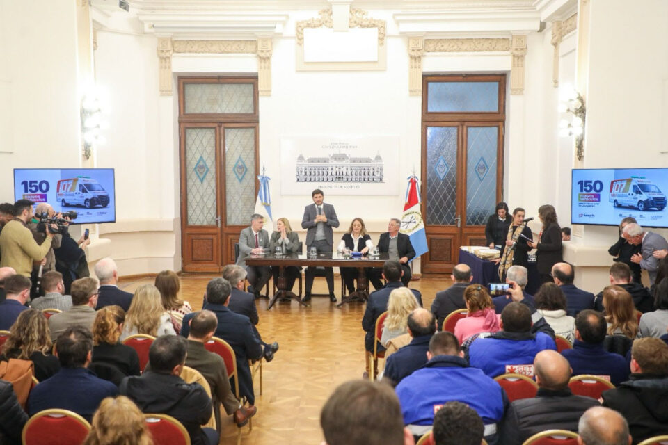Pullaro: “Estamos haciendo la compra más grande de ambulancias de alta complejidad en la provincia de Santa Fe”
