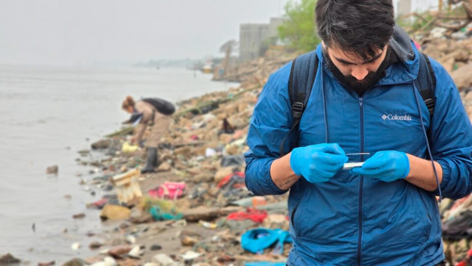 Investigación en curso por mortandad de peces en la costa de Rosario