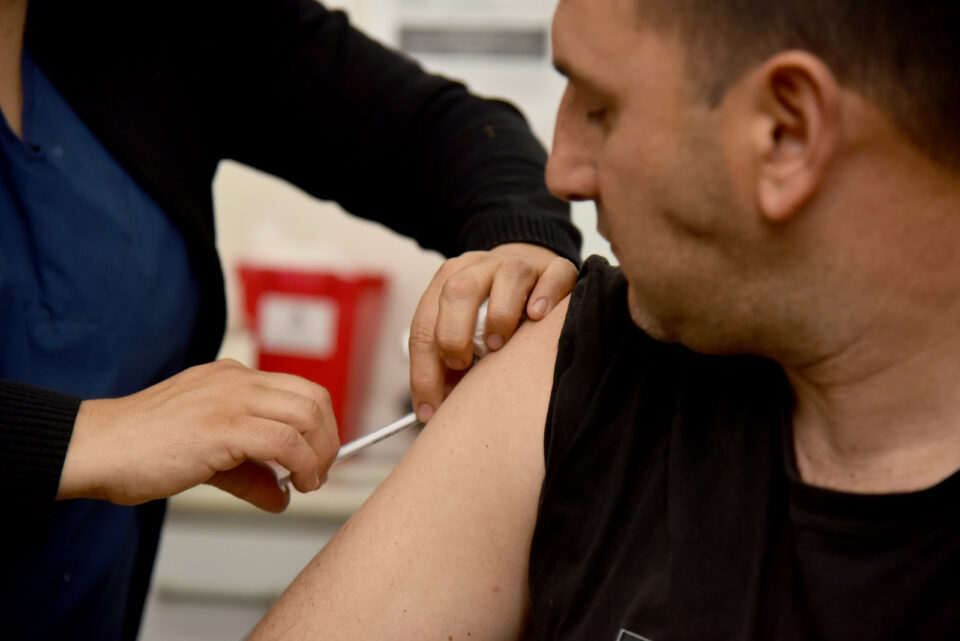 Objetivo Dengue: Provincia comenzó a vacunar al personal policial en Rosario