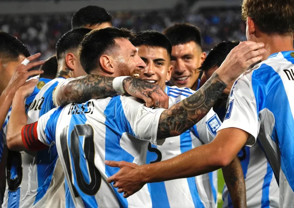 Con un hat trick de Messi, Argentina goleó a Bolivia por las Eliminatorias y se mantiene como único líder