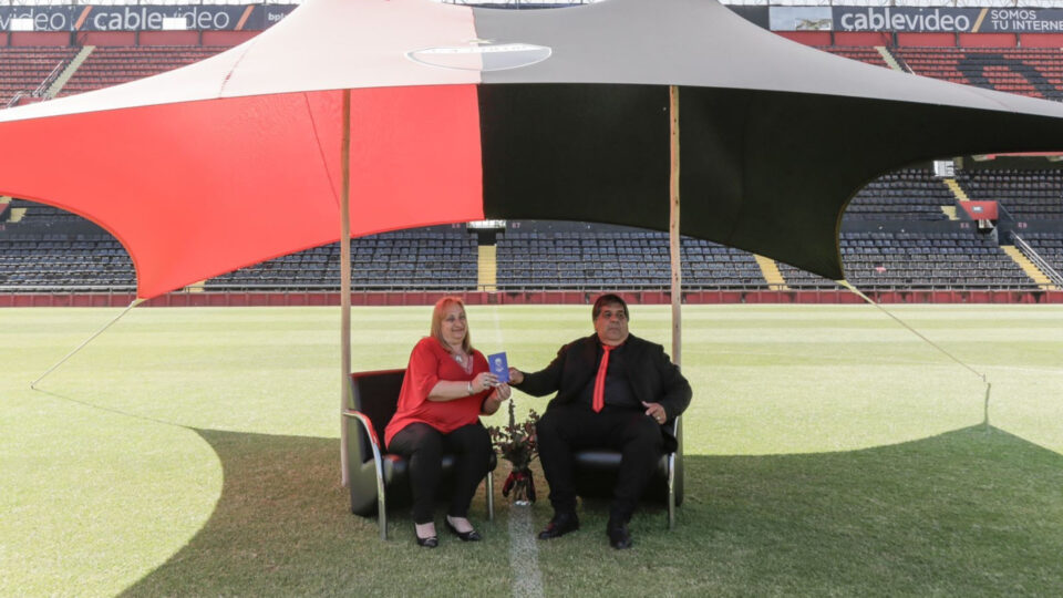 Diez parejas se casaron en el estadio del Club Atlético Colón