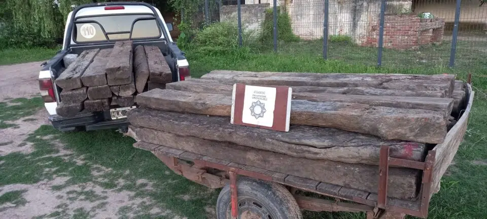 Cayastacito SECUESTRARON DURMIENTES QUE PERTENECERÍAN AL FERROCARRIL Y APREHENDIERON A DOS HOMBRES