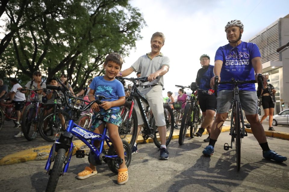 Una ciudad en movimiento: bicicleteada familiar nocturna