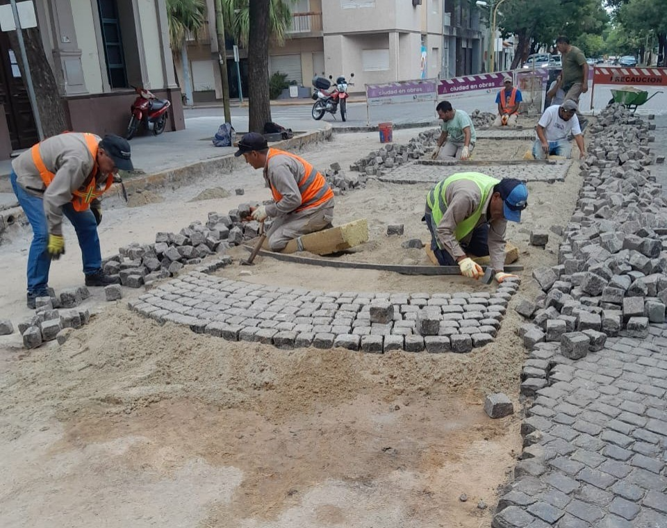 Avanza el readoquinado en las calles de la ciudad para mejorar la circulación y seguridad