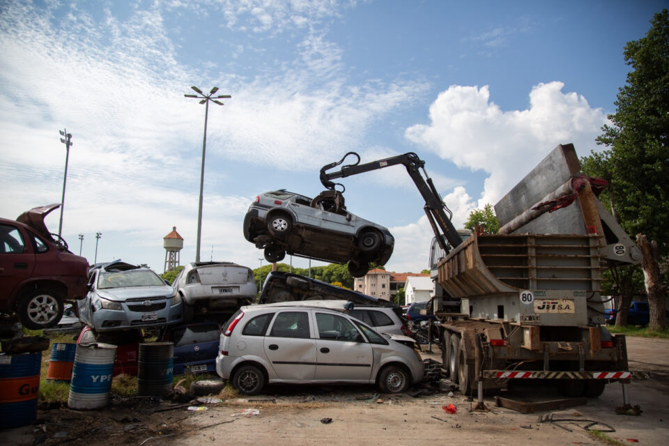 Comenzó la compactación de vehículos ubicados en el depósito de la PDI en Rosario