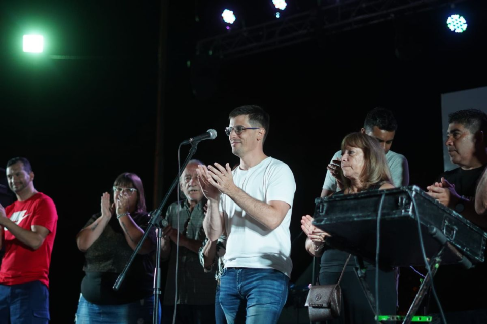 Una multitud disfrutó de la «Noche de Cumbia» en barrio Jardín