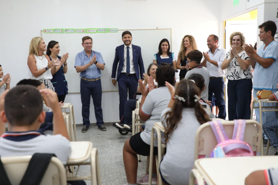 Pullaro inauguró un aula y dio inicio al ciclo lectivo provincial desde una escuela rural