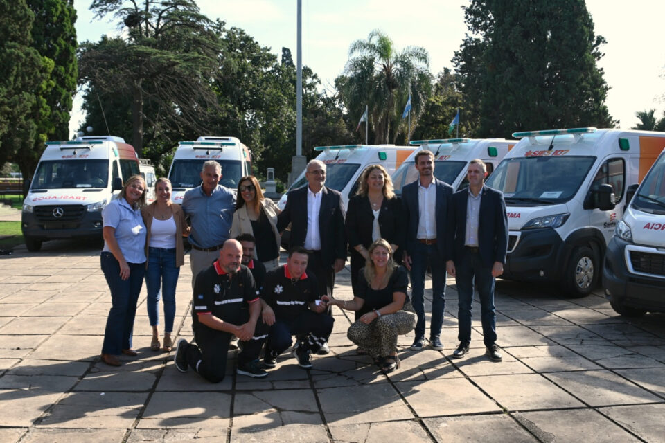 Departamento Castellanos: Provincia entregó 10 ambulancias y minibuses 0 Km para emergencias y traslados