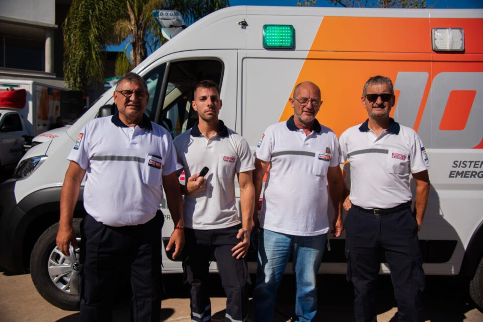 Provincia entregó 12 ambulancias y minibuses 0 Km a localidades del departamento San Cristóbal