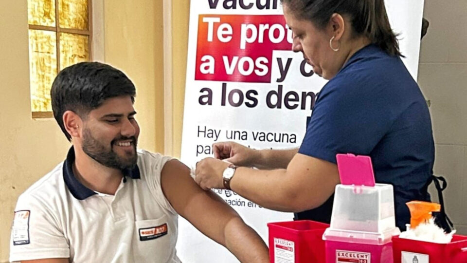 Con la vacunación a personal de salud, se inició la campaña antigripal 2025