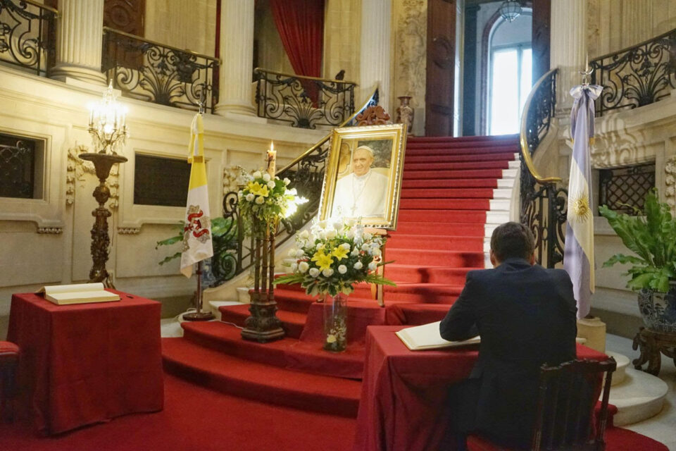 Pullaro en la Nunciatura Apostólica destacó el “llamado a la conciliación por sobre las diferencias” como legado del Papa Francisco