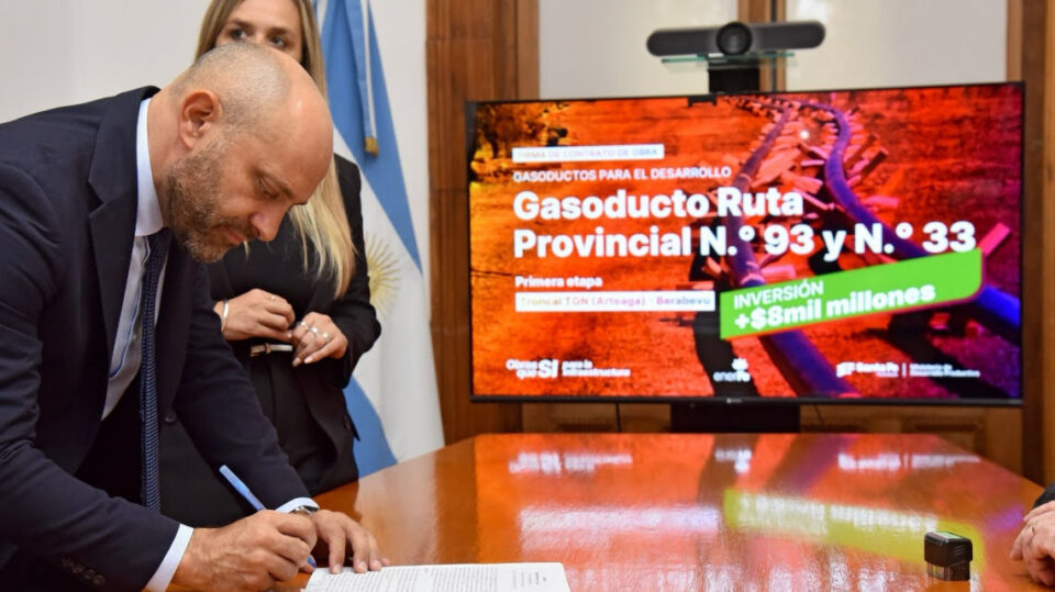 Provincia firmó el contrato para el inicio de la obra del Gasoducto de la Ruta Provincial Nº 93
