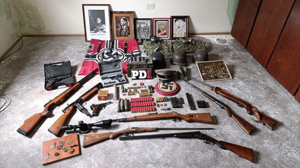 Rosario: buscaban arma robada y descubrieron gran cantidad de elementos con simbología nazi