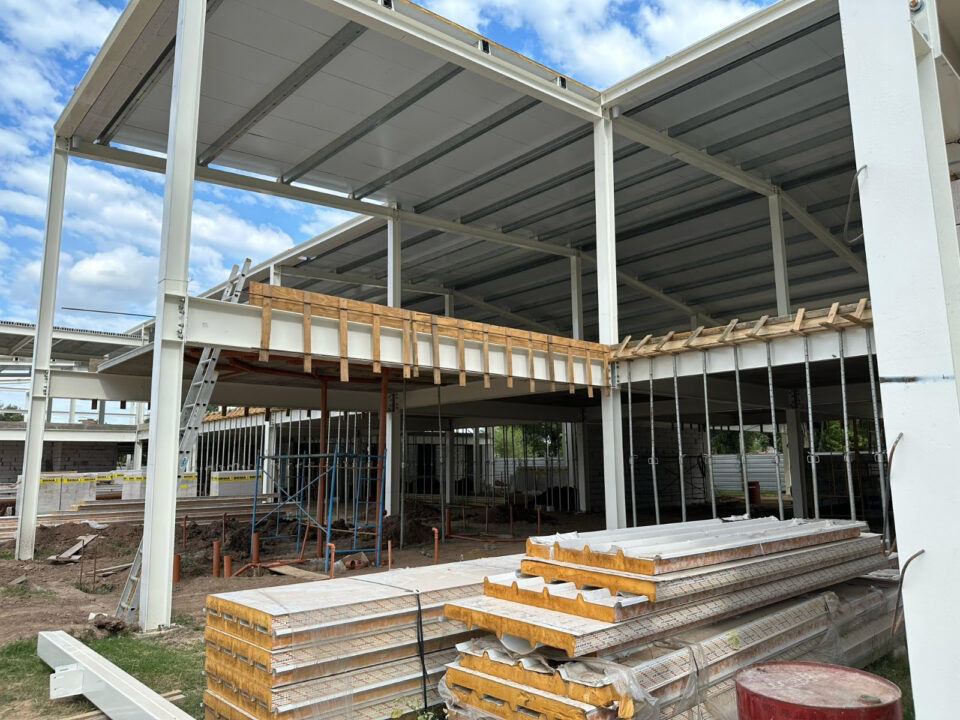 Finalizaron los trabajos para el techado de la nueva Escuela en Humberto Primo, con fondos provinciales