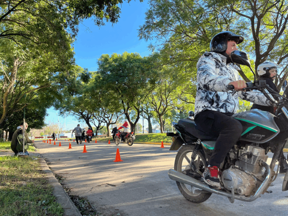 Motociclistas más seguros: se llevó a cabo una clínica especial para deliveries