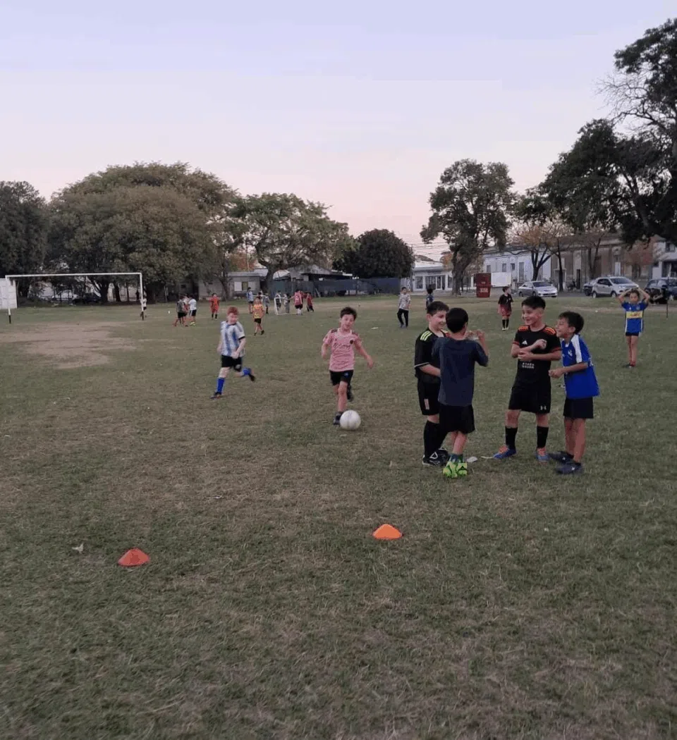 El Municipio repuso materiales deportivos en la escuelita del barrio Sarmiento tras un robo