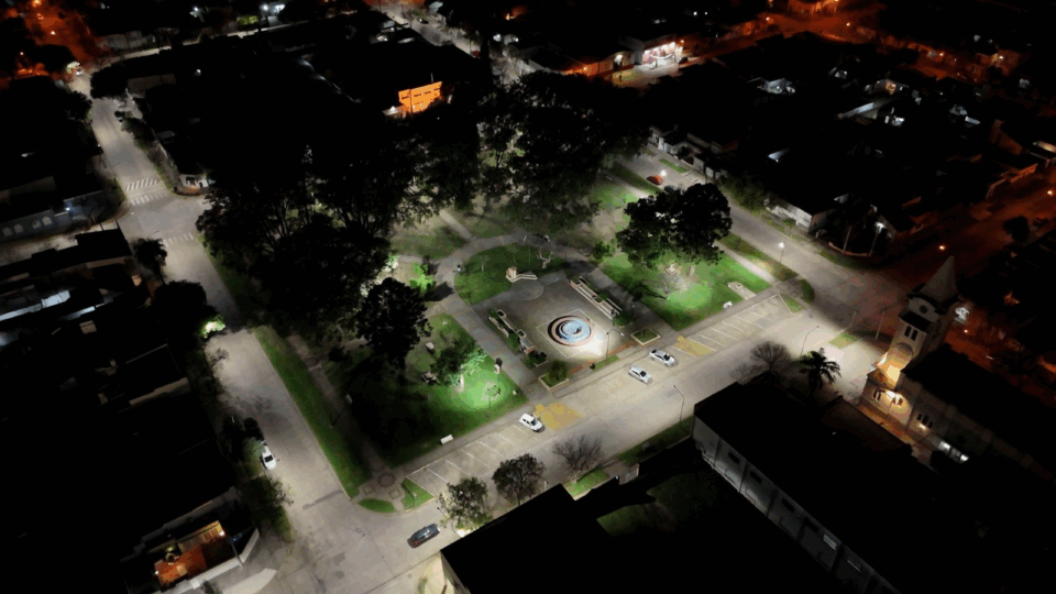 La Plaza Normando Corti ya luce renovada: avanza el plan de iluminación en barrio Villa Rosas